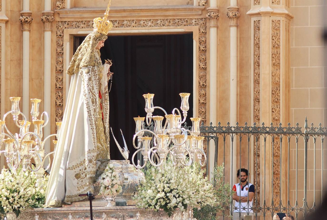 Procesión de la Virgen de la Trinidad por su barrio