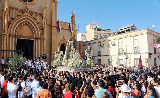 La Virgen de la Trinidad recorre su barrio como parte de su festividad