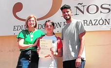 Cambridge premia a una alumna del Rosario Moreno en un concurso de debate en inglés