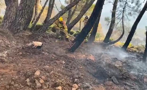 Más de cien efectivos continúan trabajando este domingo para controlar el incendio de Sierra Bermeja