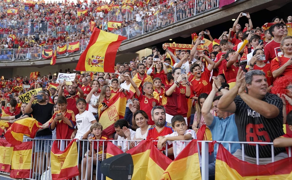 La Rosaleda se tiñe de rojo