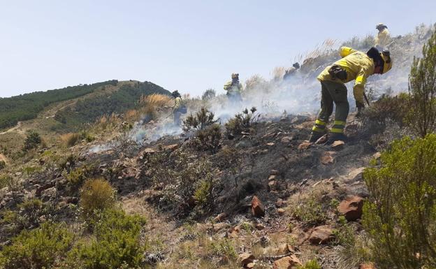 Los bomberos logran perimetrar el 70% del incendio de Sierra Bermeja