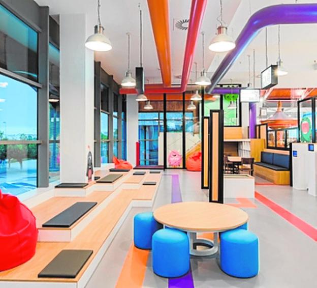 C. C. El Ingenio inaugura ludoteca y reabre su Stradivarius