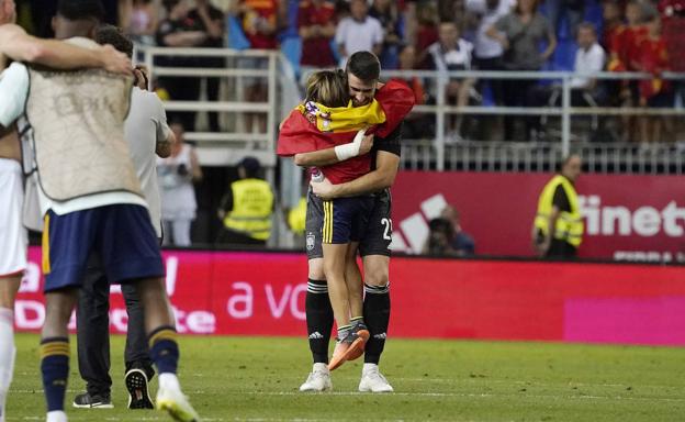 La Roja se suma a la mágica noche en La Rosaleda (2-0)