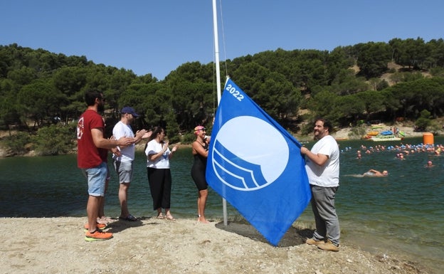 Ardales vuelve a izar su bandera azul de interior en el pantano de El Chorro