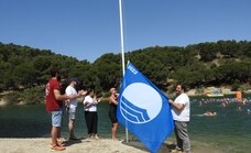 Ardales vuelve a izar su bandera azul de interior en el pantano de El Chorro