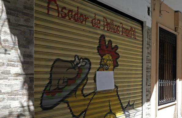 Grafitis en los comercios para incentivar las ventas en La Victoria