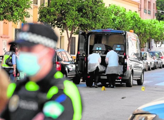 Intervención policial en el asesinato machista de una mujer frente a la puerta de un colegio en 2021. 