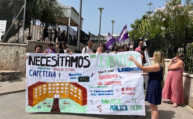 Alumnos y profesores del SESO Las Dunas se suman a las protestas por las prefabricadas de Xarblanca en Marbella