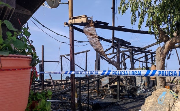 Un incendio calcina un chiringuito en la playa del Hornillo en Almayate