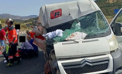 Trasladan a una joven al hospital en helicópero tras colisionar un camión y una furgoneta en Antequera