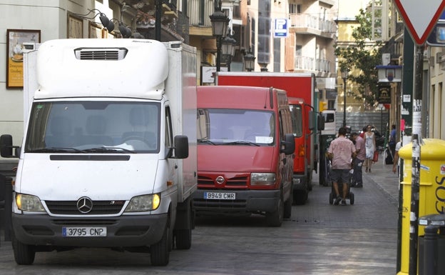 Málaga entierra el proyecto para sacar del Centro los camiones de reparto