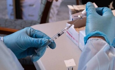 Una reputada viróloga alerta de que los contagiados en la primera ola no reciben «ningún refuerzo inmunológico» si se reinfectan ahora con Ómicron