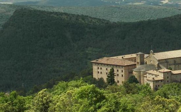 Los monjes de Leyre regresan al monasterio tras el desalojo por el fuego