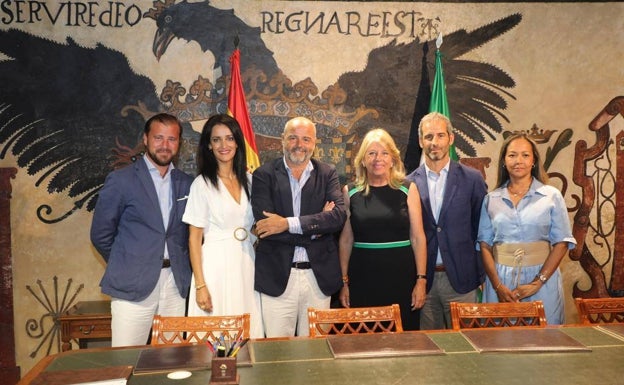 La alcaldesa de Marbella recibe a la nueva junta directiva de la Asociación Española contra el Cáncer: «Tienen un gran proyecto y muchas ganas»
