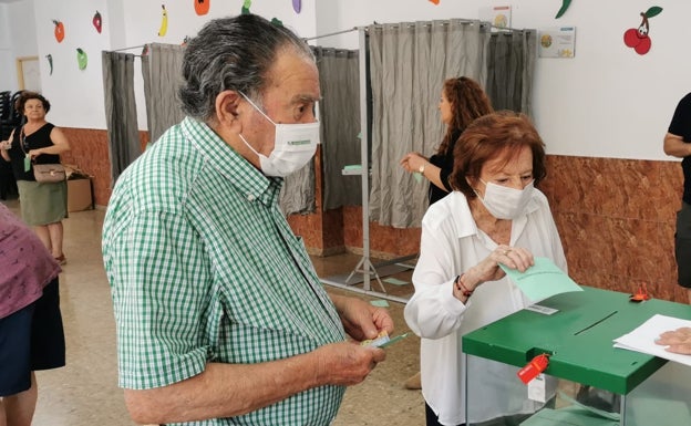 Rafi y Manuel, fieles a su cita con las urnas con 94 y 84 años: «No hemos faltado nunca»