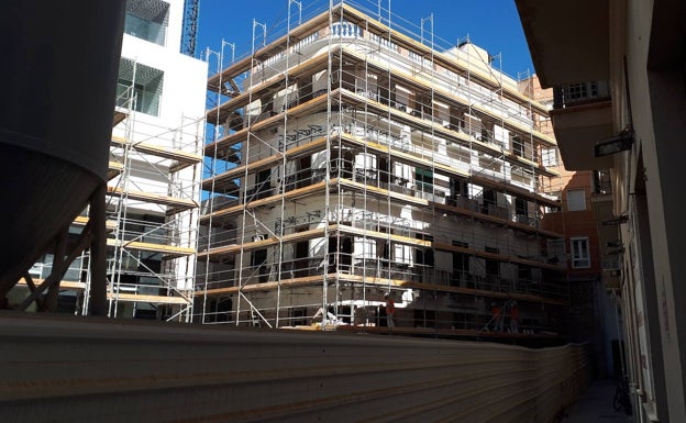 Urbanismo abre expediente a la promotora del hotel de Moneo por exceso de altura en los dos edificios adyacentes