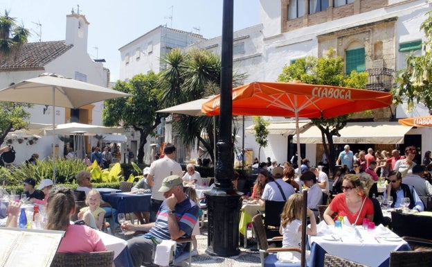 Marbella inicia una campaña para controlar la ocupación de las terrazas en la vía pública
