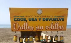 Rincón recuerda las consecuencias de arrojar colillas en las playas y coloca latas recicladas para evitarlo