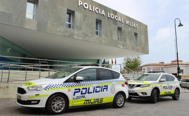 Cae por un terraplén, empotra su coche contra una casa y agrede a los policías que lo auxilian en Mijas