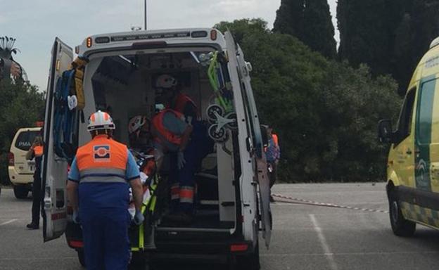 Dos adultos y dos menores, de 8 y 11 años, heridos en el choque entre dos coches en la Térmica