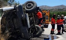 Herido el conductor de un camión hormigonera tras chocar contra un muro y volcar en la carretera de Benamocarra