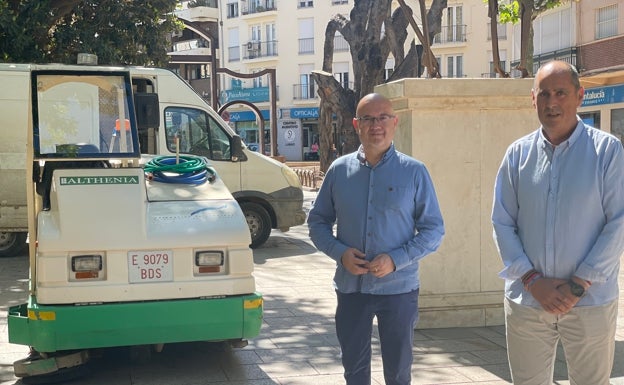 Vélez-Málaga pone en marcha un plan especial de limpieza para el verano con un refuerzo de la maquinaria en las calles
