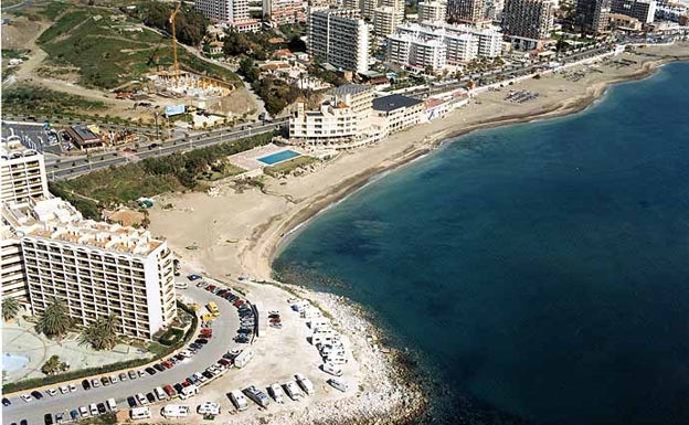 Benalmádena reabre el tramo de playa cerrado por la rotura de la tubería, aunque no recomienda bañarse en ella hasta el lunes