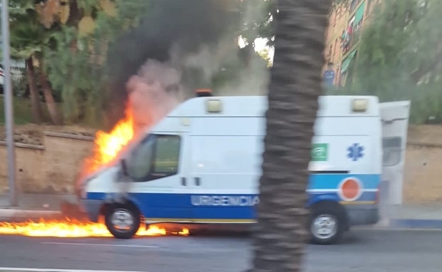 Arde una ambulancia en Marbella y acaba empotrada contra un camión de bomberos