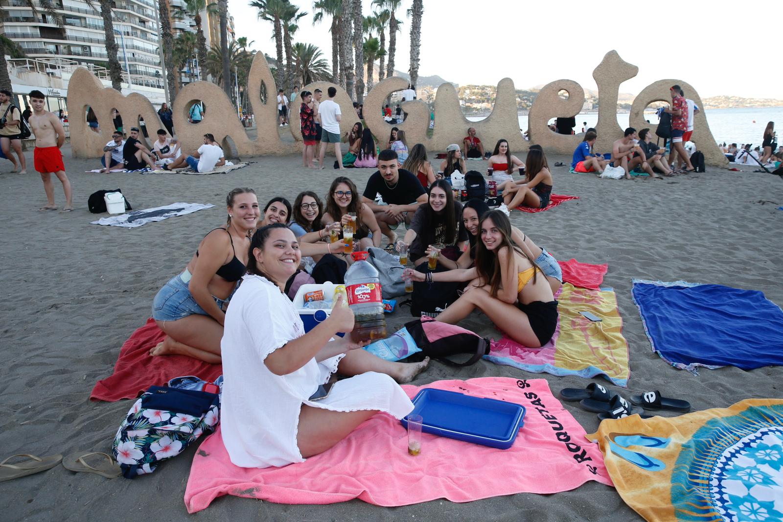 Noche de San Juan en Málaga: así se vivió en las playas de toda la provincia