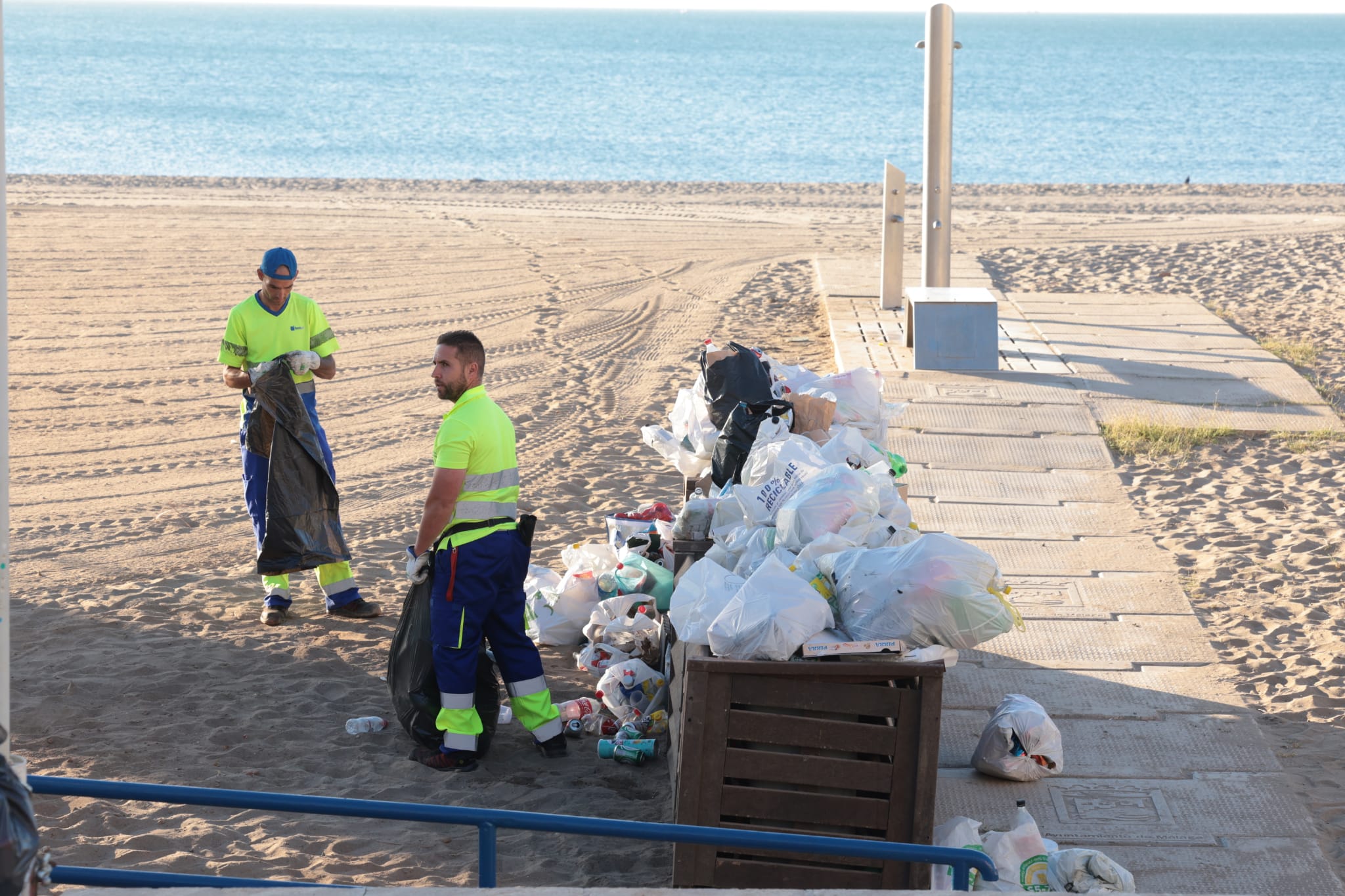 Labores de limpieza en las playas de Málaga tras la noche de San Juan