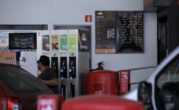 Los malagueños pagan 36 euros más que hace un año para llenar el depósito del coche