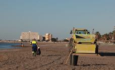 Labores de limpieza en las playas de Málaga tras la noche de San Juan