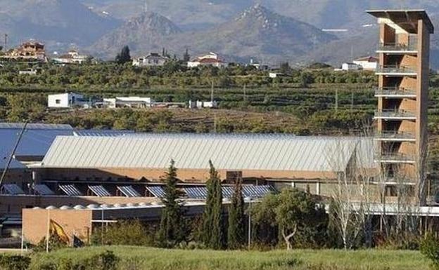 Hallan tres smartphone y 14 minimóviles en la cárcel de Alhaurín tras detectar el «zumbido» de un dron