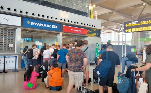 Largas colas y mucha frustración por la huelga de Ryanair en el aeropuerto de Málaga