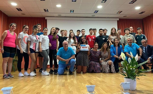 Una alumna del IES Fuengirola, premiada por sus infografías en un curso de cultura financiera