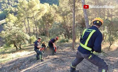 Rescatan a un conductor tras caer por un terraplén en los Montes de Málaga