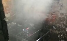 Sofocan el fuego en una casa de Velez-Málaga: solo un cuarto con la puerta cerrada se libró de las llamas