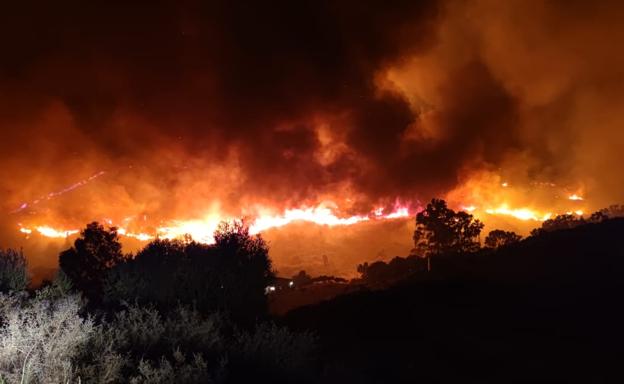 Un incendio en Mijas mantiene en vilo durante toda la noche a efectivos del Infoca