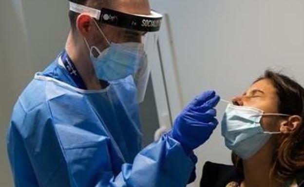 Un virólogo español asegura que las actuales vacunas contra el coronavirus pierden el 99% de su eficacia