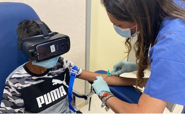 El Hospital Materno usa gafas de realidad virtual para reducir el estrés de los niños cuando les sacan sangre