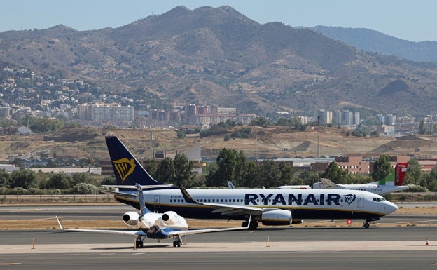 Dos huelgas en las aerolíneas con más viajeros ponen a prueba la avalancha del verano