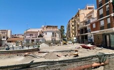 Quejas vecinales y del PP por el retraso de un mes para terminar la remodelación de una plaza de Torre del Mar
