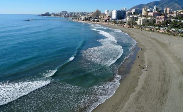 La bandera verde vuelve a ondear en el tramo de playa cerrado al baño en Benalmádena