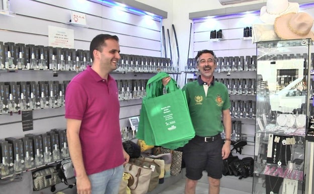 La Costa del Sol combate el plástico con el reparto de bolsas de tela