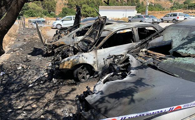 Susto al arder cuatro coches en una zona de aparcamiento de Antequera