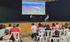El alcalde de Alhaurín de la Torre y los técnicos municipales explican a los vecinos el proyecto de la Ciudad Aeroportuaria