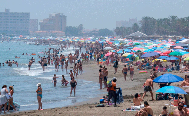 Turistas en Málaga: «Si pago un parking para ir a la playa, no alquilo tumbona ese día»