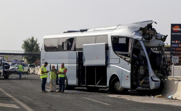 Un muerto y 35 heridos tras la colisión de dos autobuses y un coche en Granada