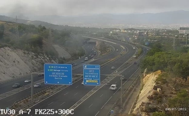 El incendio de un coche obliga a cortar un carril de la A-7 a la altura de Torremolinos en sentido a Cádiz